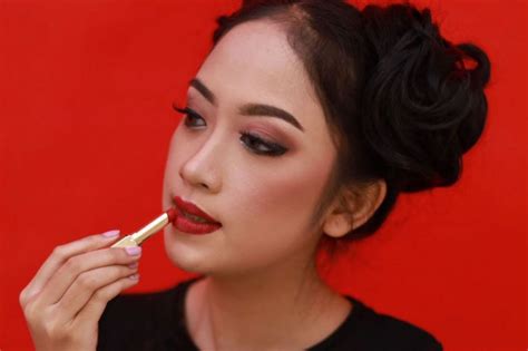 Gak Perlu Touch Up 5 Cara Ini Bikin Lipstik Tahan Lama Seharian