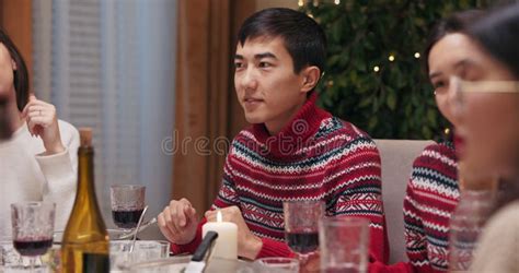 Un Joven Brunette Sentado En La Mesa Durante La Fiesta De Navidad El Tipo Usa Suéter Rojo