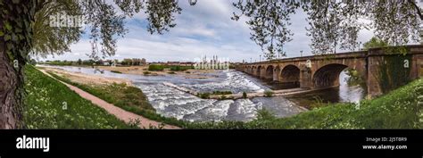 Vue Panoramique Des Bords De L Allier Et Du Pont De R Gemortes Stock