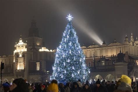 Wi Teczne Iluminacje Zgasn Na Znak Solidarno Ci Z Ukrain Gazeta