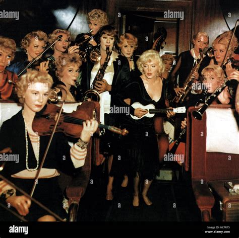 SOME LIKE IT HOT Tony Curtis Jack Lemmon Marilyn Monroe Stock Photo Alamy
