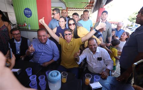 Ao lado do senador Eduardo Gomes Bolsonaro visita casa lotérica e