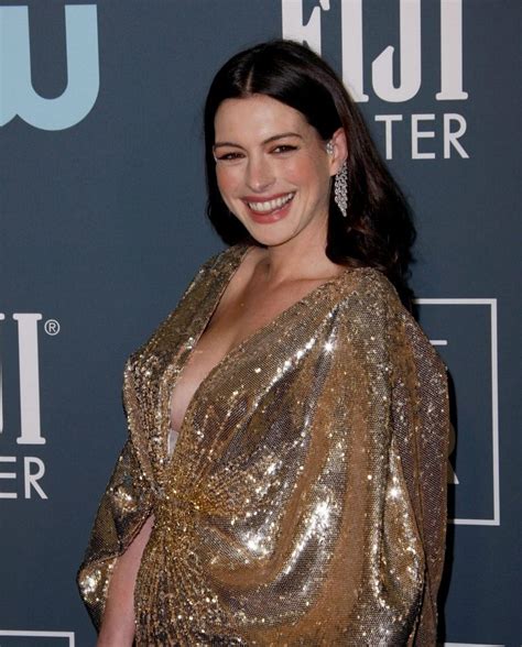 Busty Milf Anne Hathaway Displays Her Perfect Cleavage The Fappening