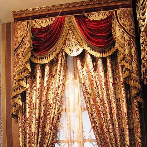 Золотые шторы (рулонные, с вышивкой) и ламбрекены в интерьере (12 фото)