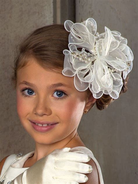 Белые банты из атласных лент и банты канзаши на 1 сентября своими ...