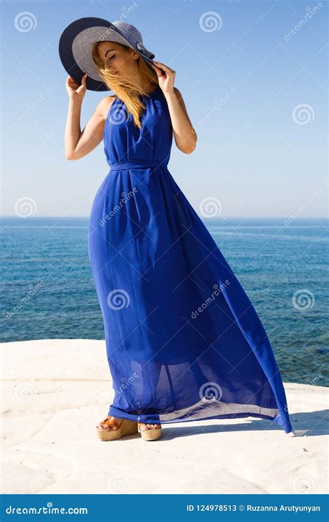 Blonde Frau Im Blau Stockbild Bild Von Kaukasisch Blau