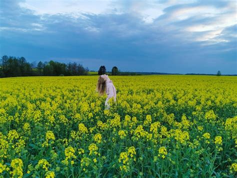 Belle Fille Blonde Dans Un Champ De Colza Avant La Temp Te Fille Et Fleurs Photo Premium