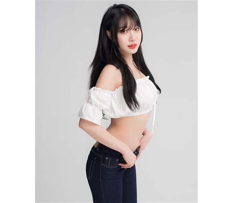 Nhan sắc hot girl vòng một khủng gây xôn xao cộng đồng mạng khi livestream tắm tập thể