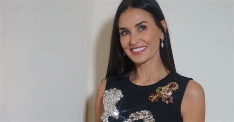 Demi Moore luce el conjunto nude que marca la cintura y es ideal para Año Nuevo