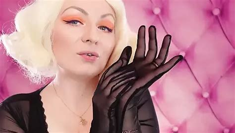 Seksowna Milf W Stroju K Pielowym Masturbuje Si Cipk Mask Na Twarz Maska Wewn Trz Mokrej