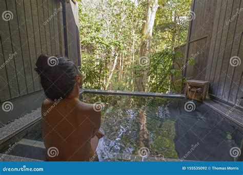 Beautiful Asian Woman Bathing Nude in an Onsen Hot Tub 库存照片 图片 包括有 聚会所 妇女 155535092