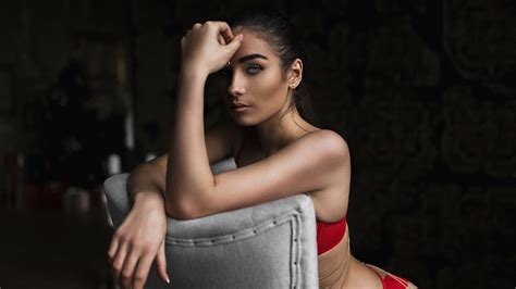 Картинки women tanned portrait red lingerie chair девушка загорелая портрет красное