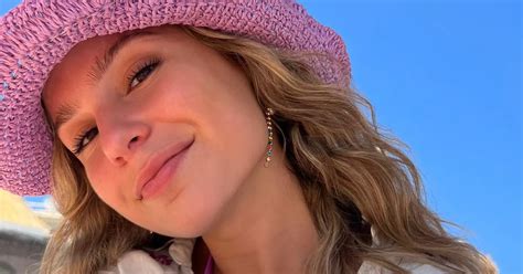 De Buurtpolitie Actrice Liandra Sadzo Poseert In Bikini En Oogst Lof Knappe Foto Zita