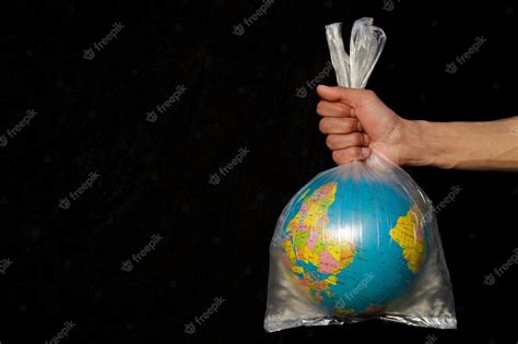Tierra Envuelta En Bolsa De Plástico Globo En Una Bolsa De Plástico