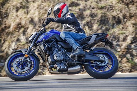 PAGINA Dueruotetg Video Comparativa Naked Yamaha MT Triumph Trident Honda CB R