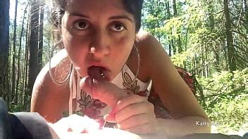 Jeune pute a sucé un inconnu dans les bois en public XVIDEOS