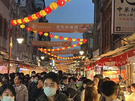 台北年貨大街服務升級！逛街、接駁、網購一條龍 辦年貨來迪化街超便利