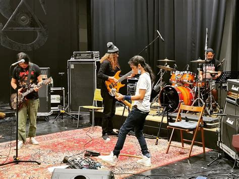 band rock malaysia search konser  bandung  vokalis indonesia