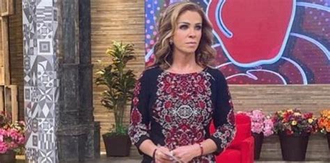 En sexy bikini Rocío Sánchez Azuara se relaja para olvidar el despido de televisa