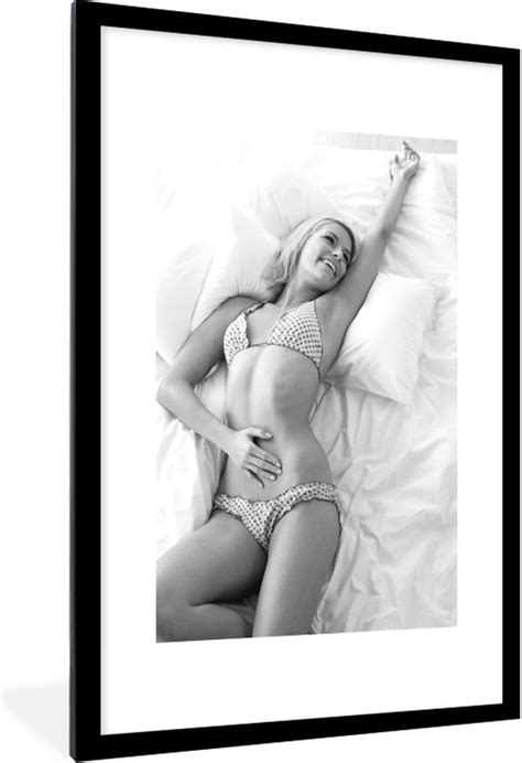 Posters Zwart Et Wit Femme Allong E Sur Le Lit En Bikini Noir Et Blanc X Cm Bol