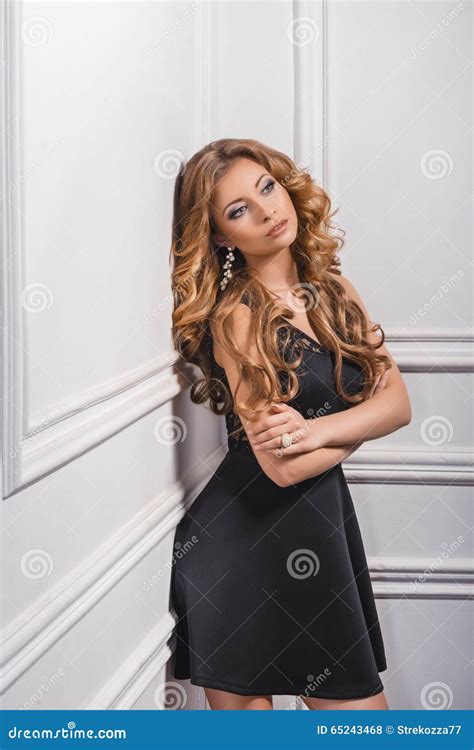 Verticale De Belle Jeune Fille Blonde Dans La Robe Noire Photo Stock Image Du Isolement
