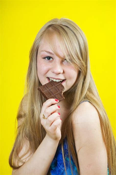 Fille Blonde Mangeant Du Chocolat Image Stock Image Du Plaisir Longtemps