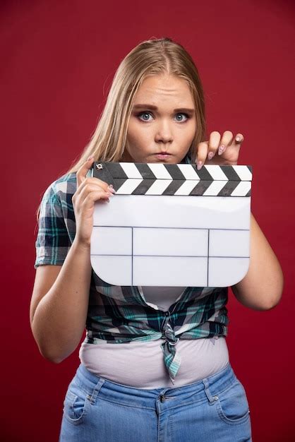 Jeune Mannequin Blonde Tenant Un Film Vierge Filmant Un Battant Et Semble Stress E Et