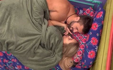 Bbb21 Carla Diaz E Arthur Picoli Tem Noite Picante Embaixo Do Edredom