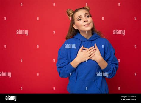 Portrait de jeune heureux positif mignon belle femme blonde avec deux cornes aux émotions