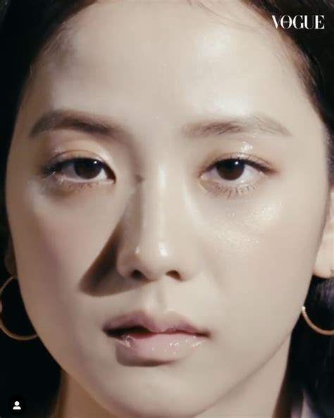 Đến xinh như Jisoo mà còn bị dìm sắc bởi son nude bợt bạt thì chị em phải hết sức cẩn thận là vừa