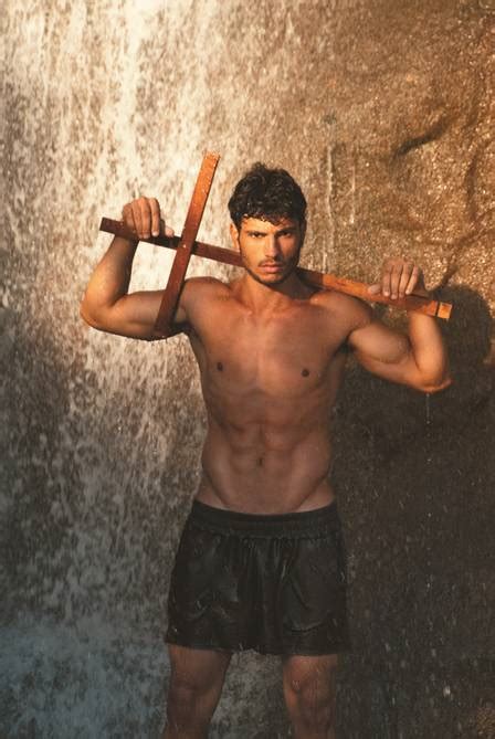 Polêmica Modelo posa terço para revista gay