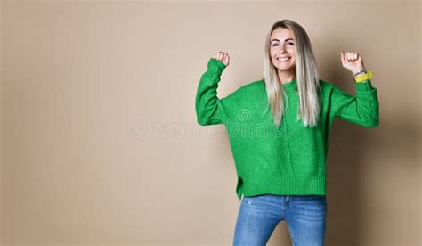 Retrato Da Mulher De Sorriso Os Punhos Acima Contra Um Fundo Nude Foto De Stock Imagem De
