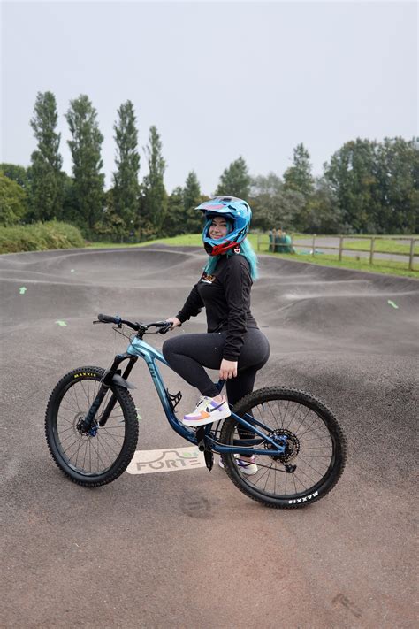 Back out on the bike 😍 : u/mamaplugsx