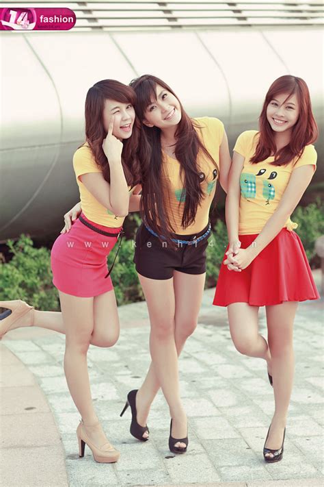 Diện đồng phục chuẩn như bộ ba hot girl