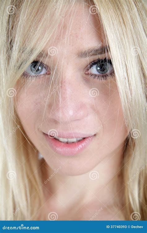 Portrait D Une Belle Fille Blonde Image Stock Image Du Charmer Dame 37740393