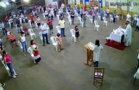 V Deo Homem Em Fuga Invade Igreja E Fi Is Se Escondem Na Cozinha Mix