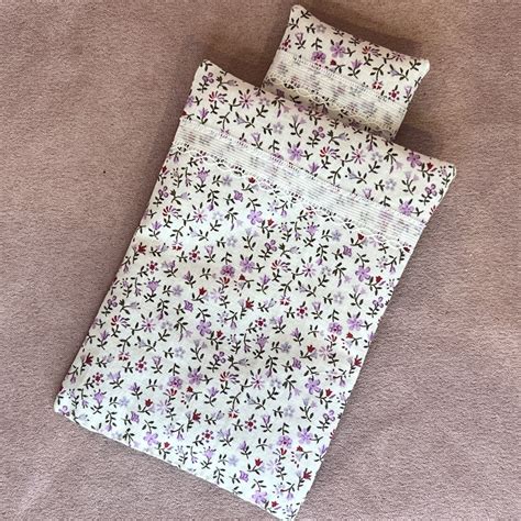 Sengetøj blomstret miniature sengetøj m blonde til dukkehus