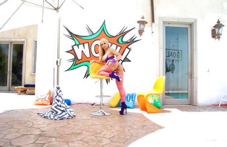 Attractive American Milf Sarah Vandella Exposing Her Butt