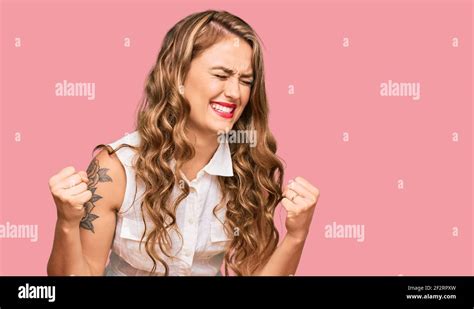 Jeune Fille Blonde Portant Des V Tements D Contract S Tr S Heureux Et Excit E Faisant Le Geste