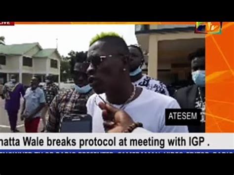 Shatta Wale Breaks Protocol At A Meeting With Igp Dampare Youtube