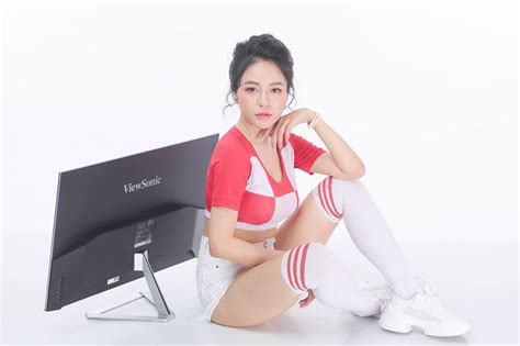 Toàn tập bộ ảnh hot girl Trâm Anh gợi cảm bên đồ công nghệ