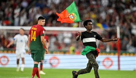 Foto Momen Penyusup Lapangan Di Laga Portugal Kontra Bosnia Pada