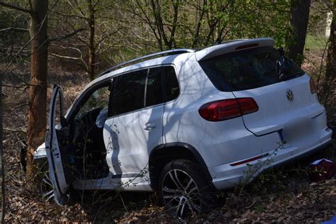 T Dlicher Unfall Bei Hoyerswerda Vw Fahrer Kracht Gegen Baum Und