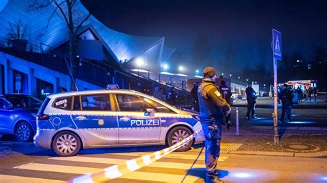 In der Nacht zu Samstag Randalierender Mann schießt um sich und zündet