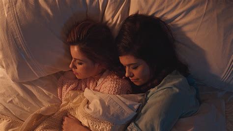 歐式女女戀的浪漫程度，不只是床上抱抱而已...︱歐美女同志短片《我心深處的眷戀 Wings》 - YouTube