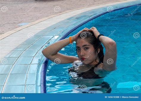 Hot Sexy Ella Piscina Bikini Pics