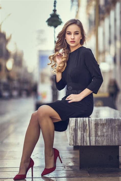 Mooie Blonde Russische Vrouw Op Stedelijke Achtergrond Stock Afbeelding Image Of Vrij Dame