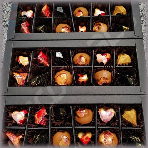 Длинная коробка для 12 шоколадных корпусных конфет с разделителями-розетка