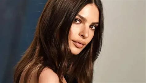 Emily Ratajkowski shows off her biкini body in hot swim set