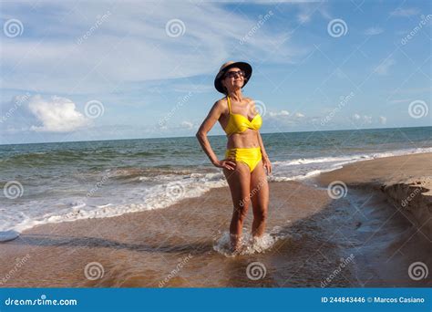 Mujeres En Un Bikini Amarillo En La Playa Foto De Archivo Imagen De